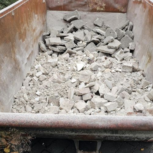 und 4 Container voller Bauschutt entsorgt.