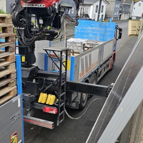 Zwischendurch werden die Natursteine geliefert