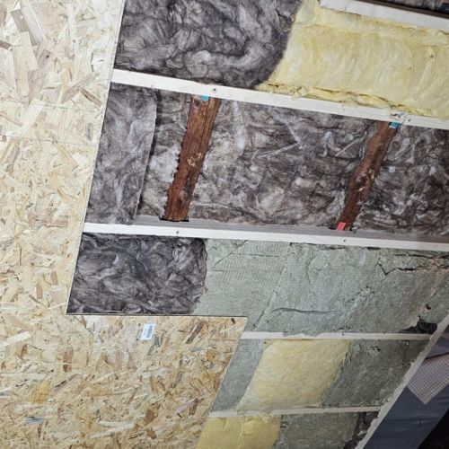 dank 180mm Dämmung (100mm vertikal & 80mm horizontal), verklebte OSB-Platten als Dampfsperre auf der einen Seite