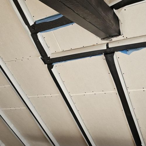 Gedämmt und mit sichtbaren Balken mit GK-Platten verschlossen.