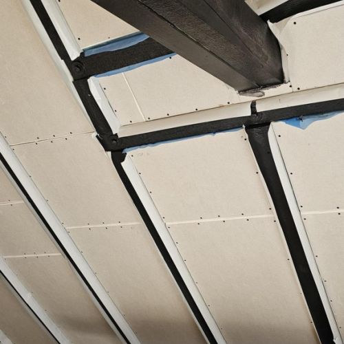 Gedämmt und mit sichtbaren Balken mit GK-Platten verschlossen.