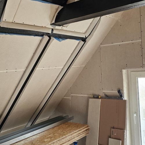 Dampfsperre hier mit an den Balken verklebter Folie