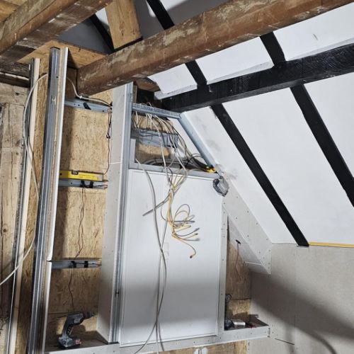 Hier entsteht das Regal für die Heavy-Rubber Masken