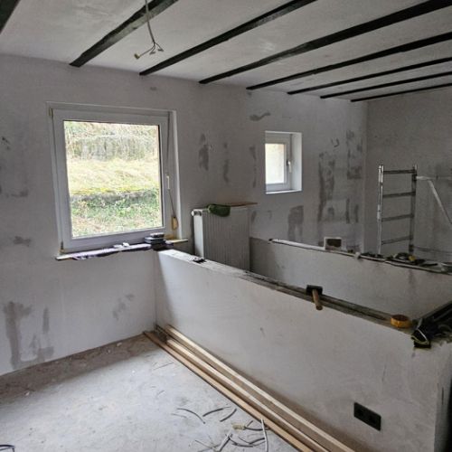 dass die finalen Wand- und Deckenverkleidungen angebracht werden können.