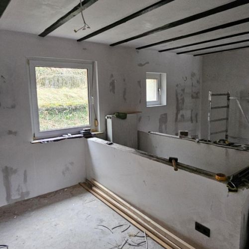 dass die finalen Wand- und Deckenverkleidungen angebracht werden können.