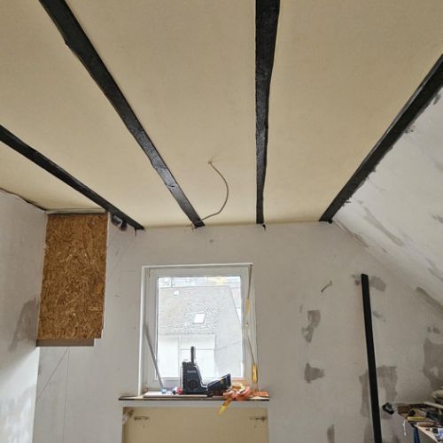 Die Decken sind alle tapeziert und gestrichen