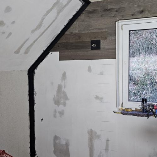 In der Galerie beginnt die Arbeit der Wandverkleidung,