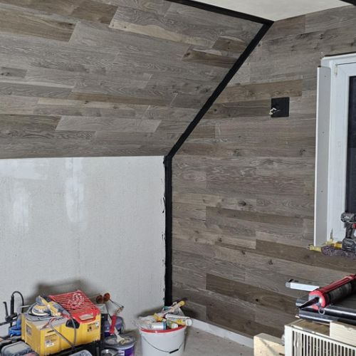 Unterhalb der Dachschräge wird mit echten Natursteinen verblendet.