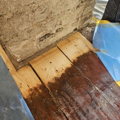 Die ersten 100 Jahre alte Dielen freigelegt am Schornstein, der jetzt seine Verkleidung aus Naturstein bekommt! Dadrunter muss der Boden fertig sein.