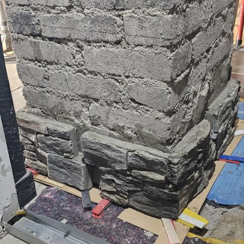 In jeder Reihe an jeder Seite des Kamins müssen überall kleine Stücke eingesetzt werden,