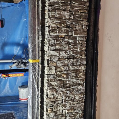 Der neu verkleidete Kamin wird ein aus allen 3 Zimmern sichtbares Dekoelement