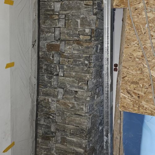 Und weil man die Trockenbauwand hiervor von der Seite des Kamins nicht mehr bauen kann