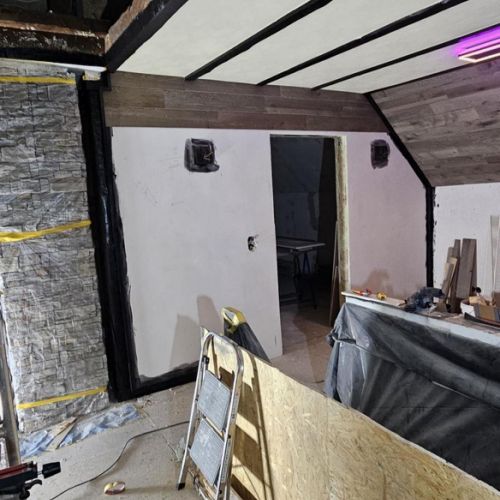Immer wenn zwischendurch Zeit ist wird weiter an den Wandverkleidungen arbeiten!