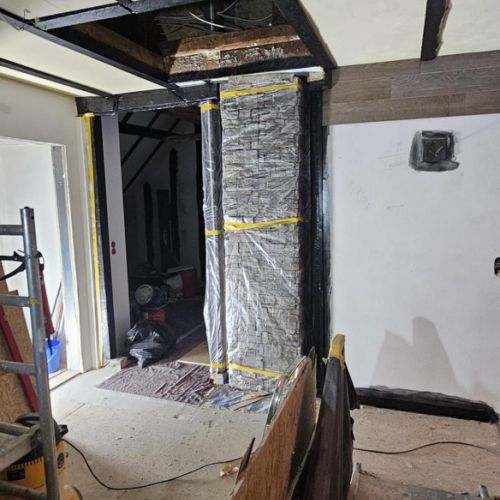 Die Brüstung links an der Treppe muss noch komplett neu gemacht werden, da es mal eine durchgehende Trockenbauwand war, ist sie abgesägt und reduziert als Brüstung - die auch ein Kreuz mit Person halten soll - nicht stabil genug.
