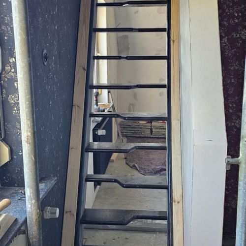 Einpassen mit leichter Verbreiterung. Die Stiege selbst ist nur 60cm breit!