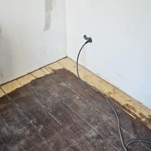 Der Boden muss noch geschliffen und die Wände tapeziert werden, dann ist der Raum bereit für die Möbelierung!