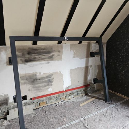 Im Kerkervorraum ist mittlerweile auch der Rahmen für die Klapp-Pritsche aus Metall angekommen